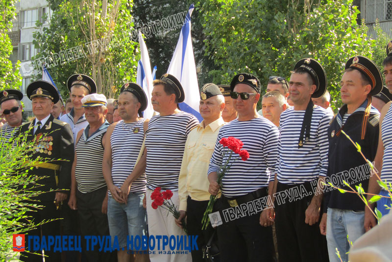В сухопутном Новотроицке появился монумент морякам всех поколений