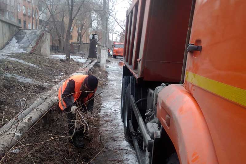 В Новотроицке продолжаются работы  по опиловке деревьев