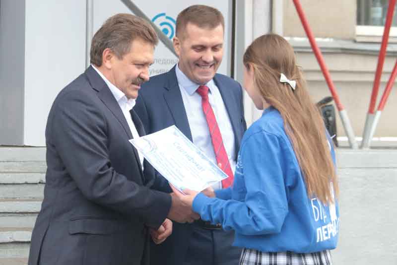 Металлурги «Уральской Стали» поздравили студентов базовых учебных заведений с началом учебного года