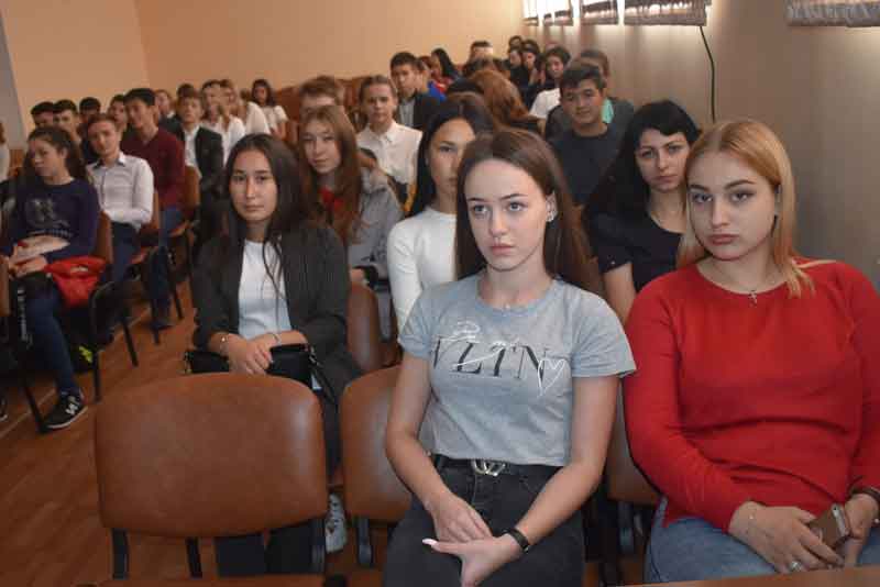 Студенты почтили память новотроицких милиционеров, вставших на пути террориста