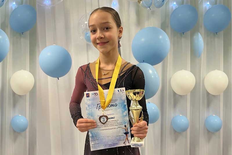 Юная новотроицкая  фигуристка Виктория Сидоренко принимает поздравления