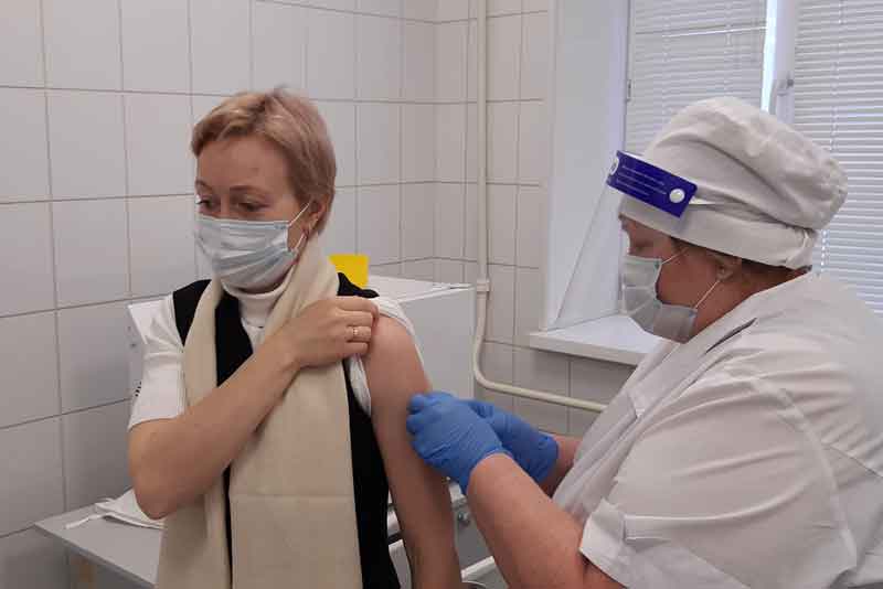 На Новотроицком заводе хромовых соединений прошел второй этап вакцинации сотрудников