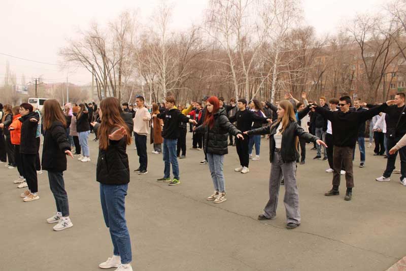 Студенты Новотроицка вышли на массовую зарядку