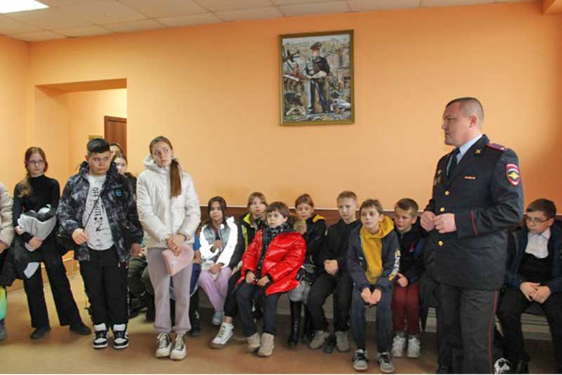 Школьники и студенты побывали на экскурсии в отделе полиции  Новотроицка