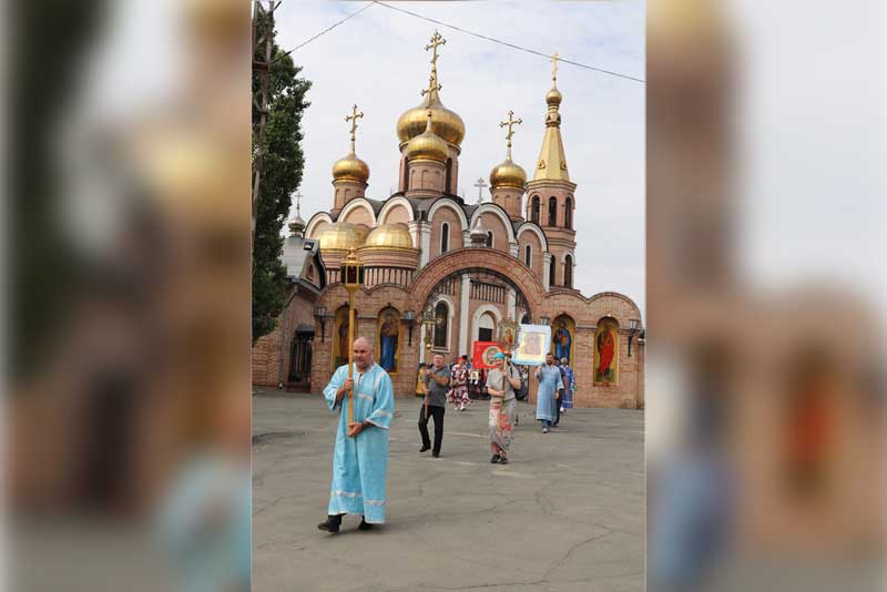 Новотройчане прошли по городу крестным ходом с иконой Табынской Божией Матери