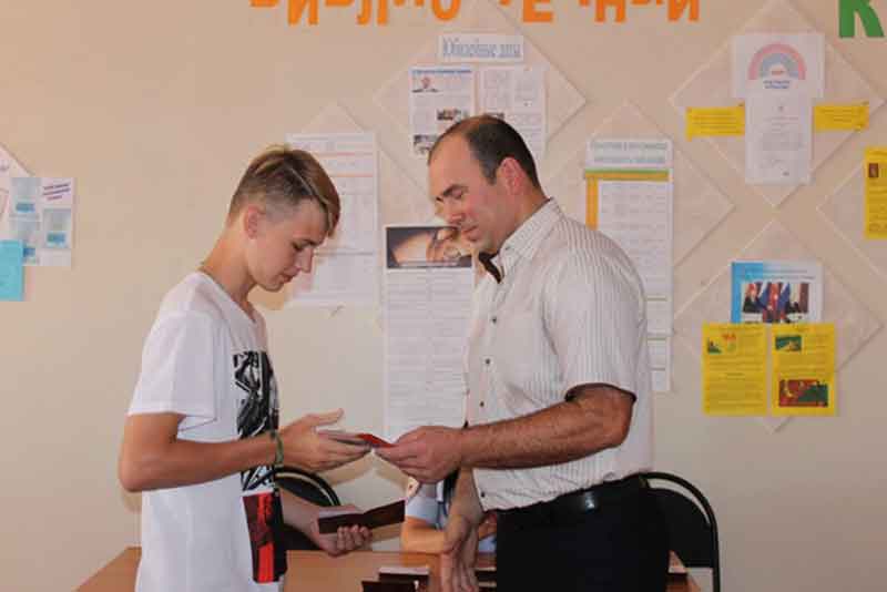 В Новотроицке полицейские в День офицеров и в преддверии Дня Государственного флага торжественно вручили первые паспорта юным гражданам