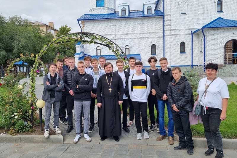 Служители Благовещенского  храма Новотроицка проводят мероприятия для молодежи