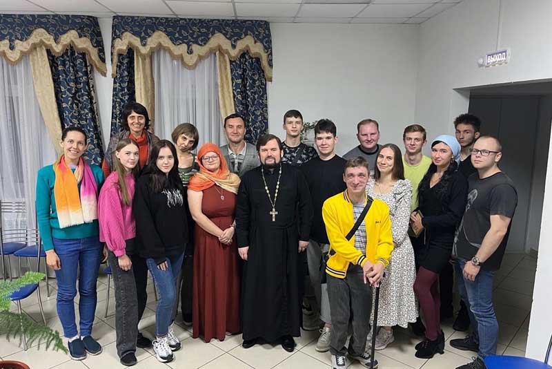 Служители Благовещенского  храма Новотроицка проводят мероприятия для молодежи