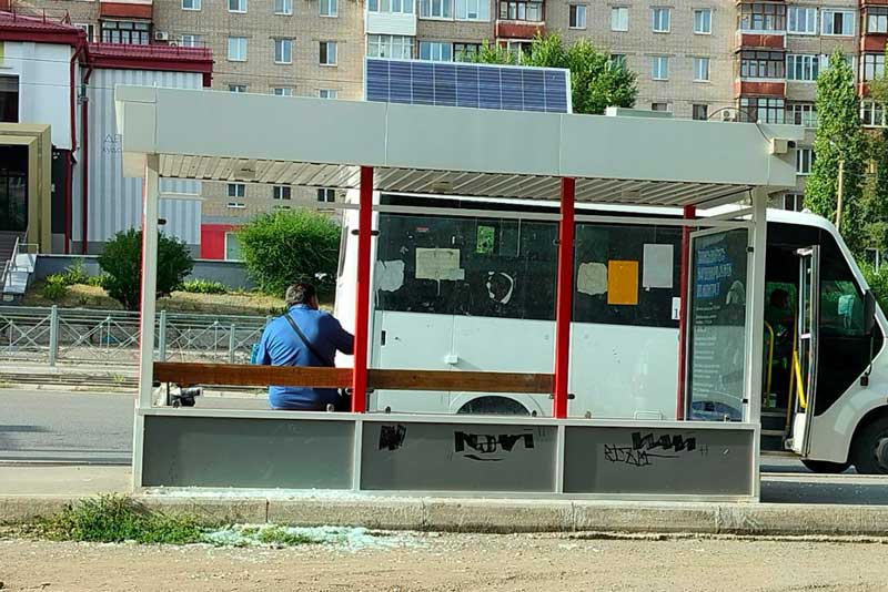 Менее чем за неделю в Новотроицке повреждены 3 остановочных павильона