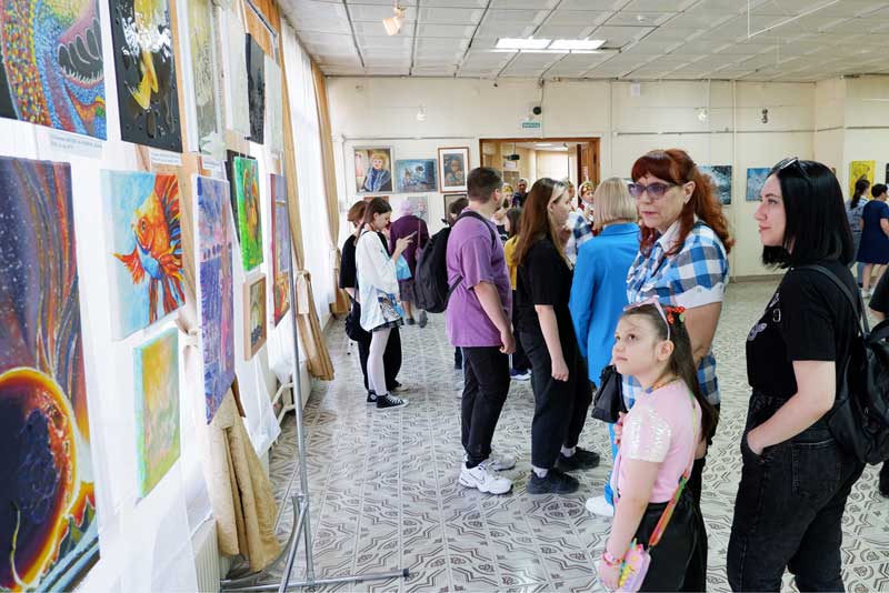 «В окружении красоты» оказались посетители выставки, открывшейся в музее Новотроицка (0+)