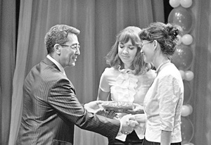 Первокурсникам вручили студенческие билеты,  отличникам - подарки