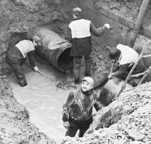 Порыв водовода устранен.
Причем коммунальщики сделали это оперативно