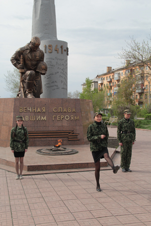 Вахту памяти несут школьники