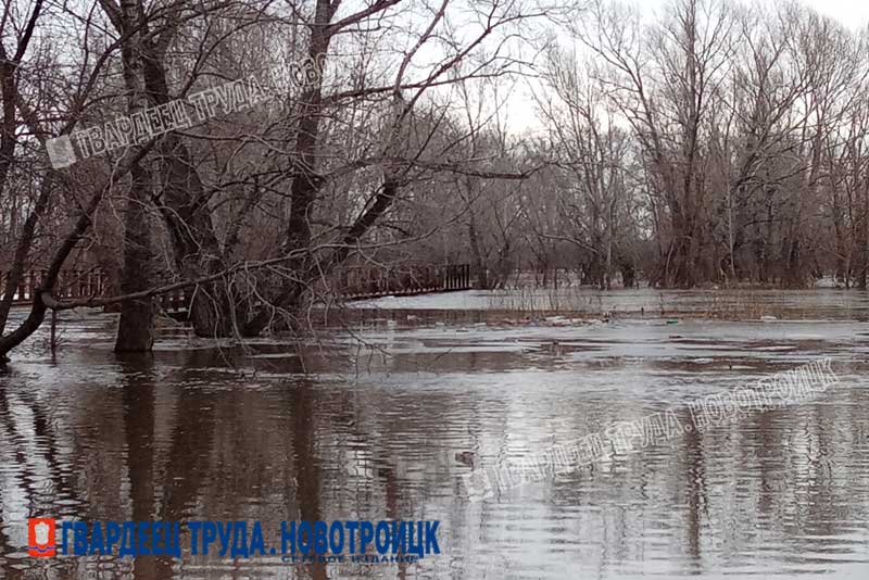 Уровень Урала в Новотроицке, в районе двух мостов, поднялся на 5,5 метров