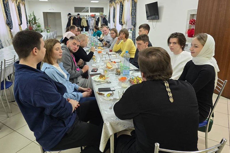 В Благовещенском  храме Новотроицка стали традиционными  воскресные встречи в молодёжном клубе