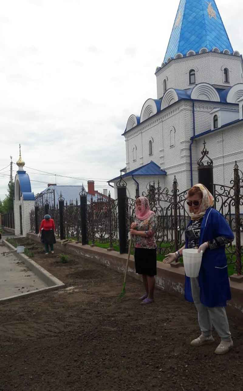 Озеленение ведется силами прихожан (фото)