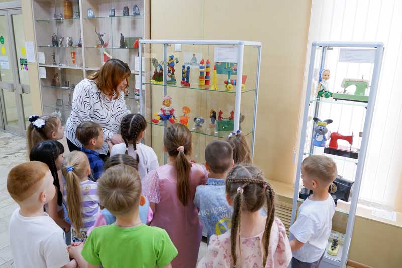 Выставка новотроицкого музея приглашает в «Прекрасное далёко» (0+)