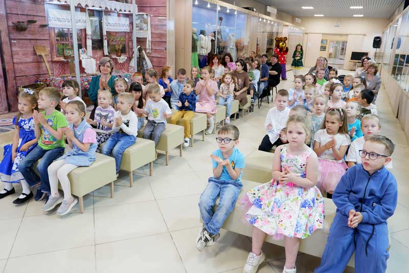Выставка новотроицкого музея приглашает в «Прекрасное далёко» (0+)