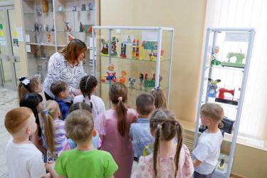 Выставка новотроицкого музея приглашает в «Прекрасное далёко» (0+)