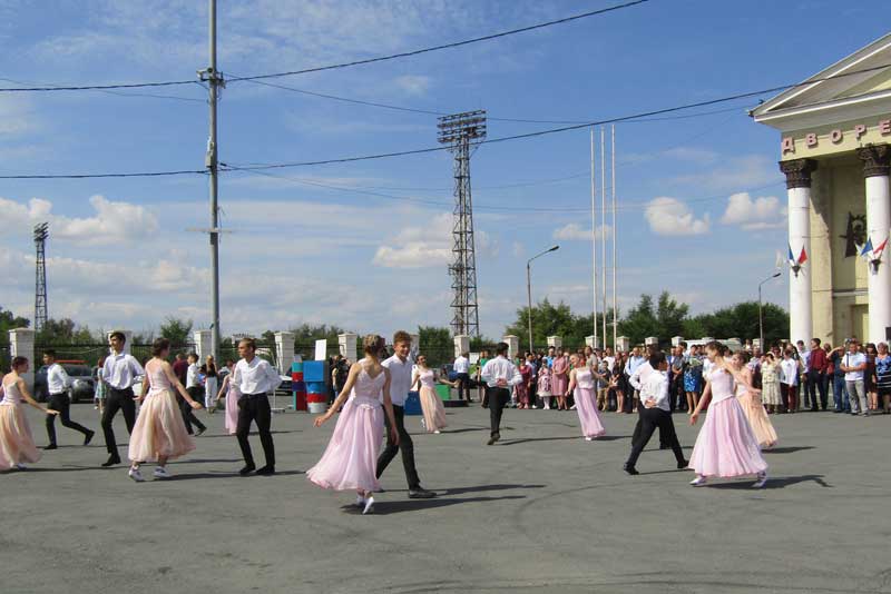 Автопробег  в честь юбилейной церемонии вручения дипломов (фото)