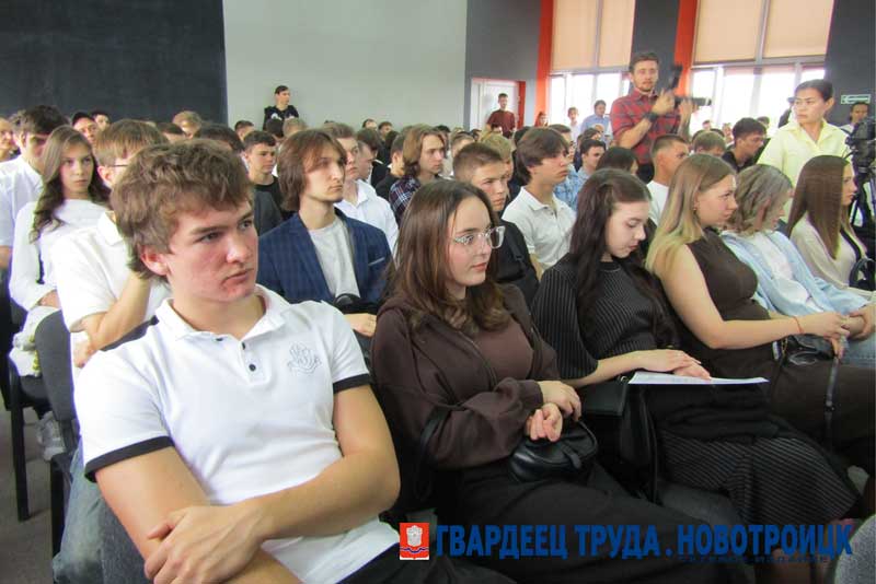 В День знаний в Новотроицком филиале НИТУ МИСИС вручили памятные знаки «Гордость Оренбуржья»