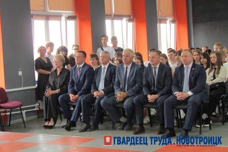 В День знаний в Новотроицком филиале НИТУ МИСИС вручили памятные знаки «Гордость Оренбуржья»