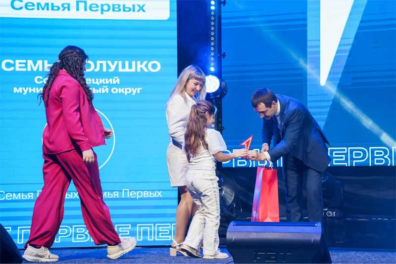 Новотройчанка Елена Ланина победила в номинации «Наставник» по  итогам работы оренбургского  отделения «Движение Первых» за год