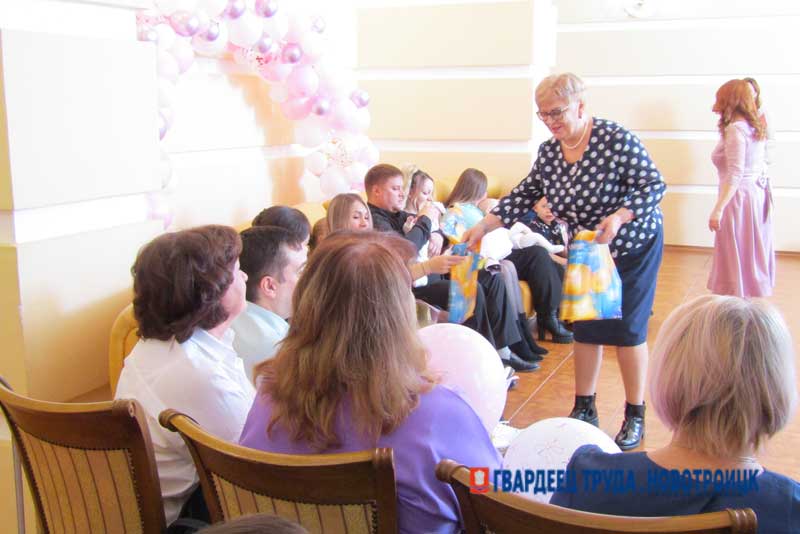 В Новотроицке пять молодых семей поздравили с пополнением