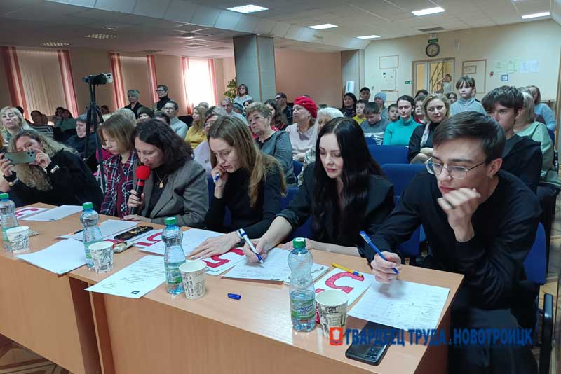 В Новотроицке местная Юниор-лига КВН провела четвертьфинальную игру сезона