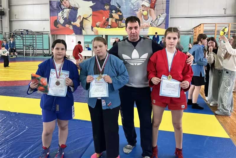 Новотроицкие самбистки завоевали три медали на открытом первенстве Орска