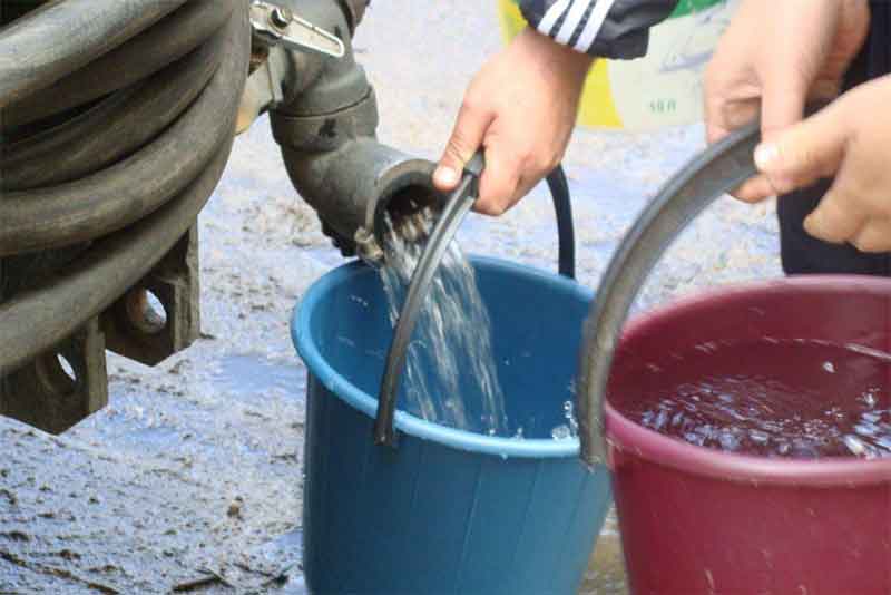 Подвоз воды к домам новотройчан осуществляется постоянно и поквартально до устранения аварии