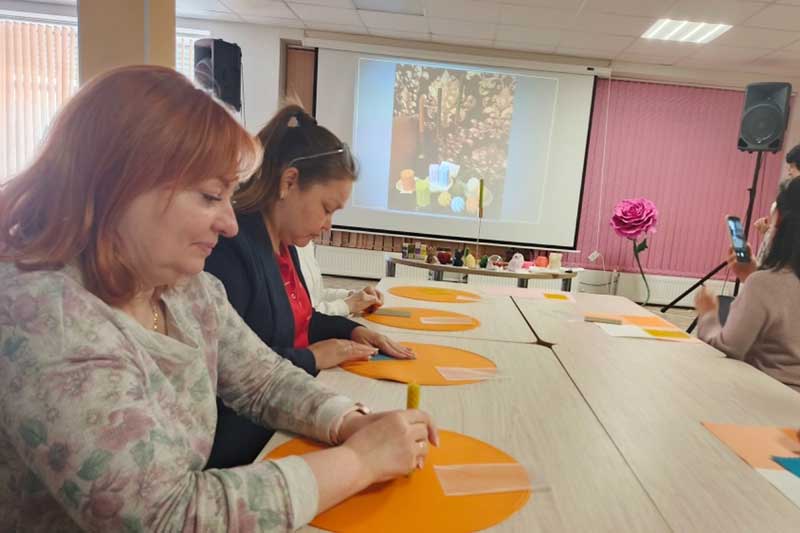 В новотроицкой Модельной библиотеке семейного чтения встречали активисток женского клуба «Школа успеха»