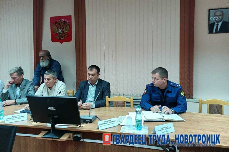 Прокурор Новотроицка Александр Хабибуллин считает необходимым ужесточить спрос с управляющих компаний за выполнение их обязательств перед жильцами