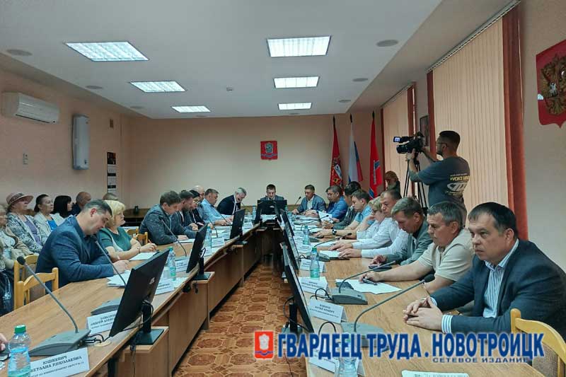 Прокурор Новотроицка Александр Хабибуллин считает необходимым ужесточить спрос с управляющих компаний за выполнение их обязательств перед жильцами