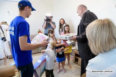 Евгений Солнцев побывал на новоселье у многодетной семьи Мельниковых