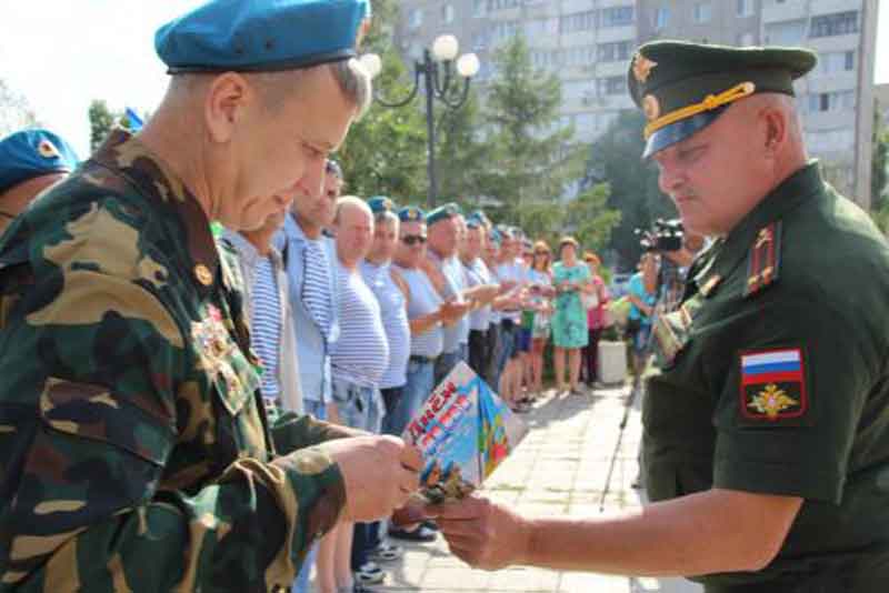 Новотроицк отмечает день Воздушно-десантных войск (фото)