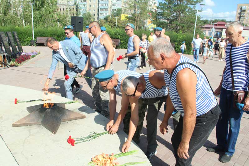 Сегодня ветераны ВДВ Новотроицка  принимали поздравления