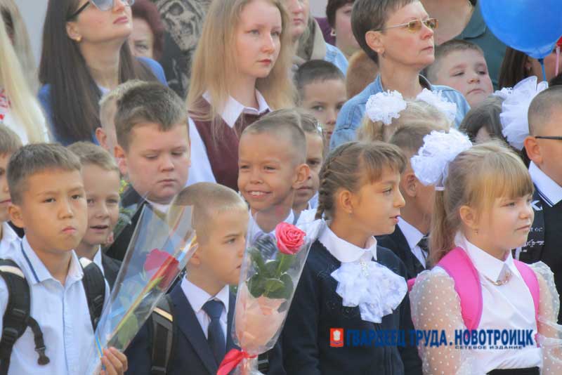 Новый учебный год в Новотроицке традиционно начался со школьных линеек