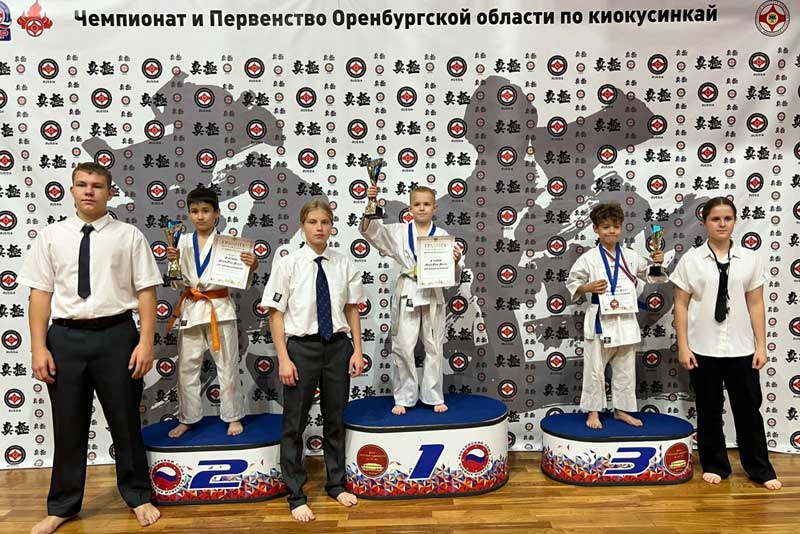 Юные каратисты Новотроицка выступлением на региональном первенстве открыли соревновательный сезон