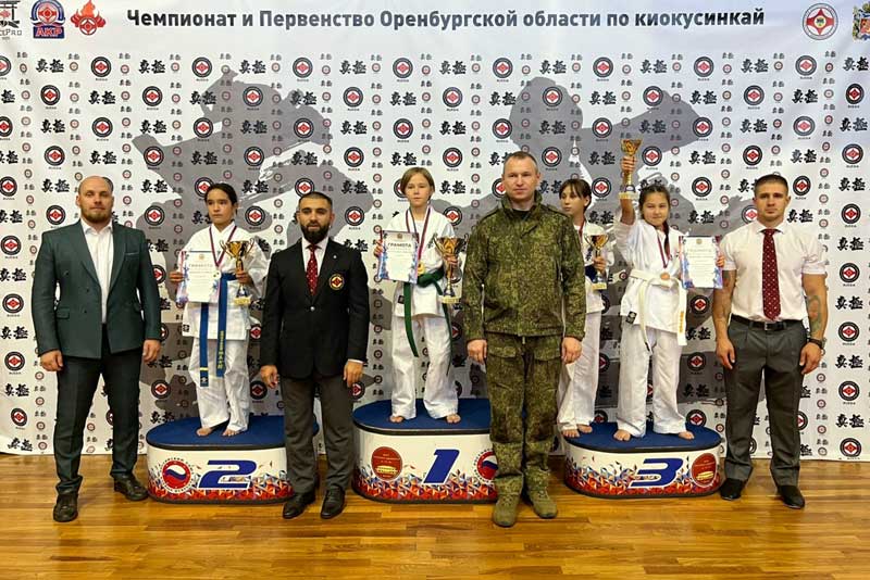 Юные каратисты Новотроицка выступлением на региональном первенстве открыли соревновательный сезон