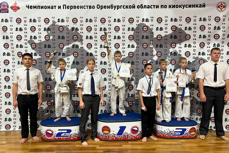 Юные каратисты Новотроицка выступлением на региональном первенстве открыли соревновательный сезон
