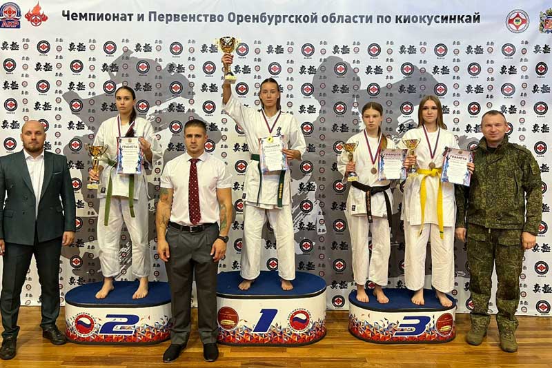 Юные каратисты Новотроицка выступлением на региональном первенстве открыли соревновательный сезон