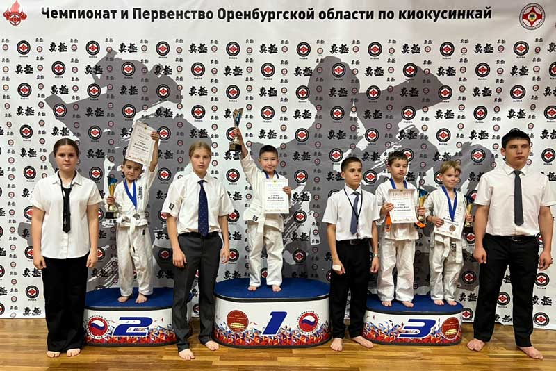 Юные каратисты Новотроицка выступлением на региональном первенстве открыли соревновательный сезон