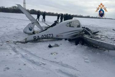 Следственный комитет России выдвинул две версии происшедшей на территории Оренбуржья авиакатастрофы учебного самолета, в результате которой погибли три человека