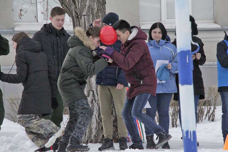 Студенты и школьники приняли участие в «Зарнице»  