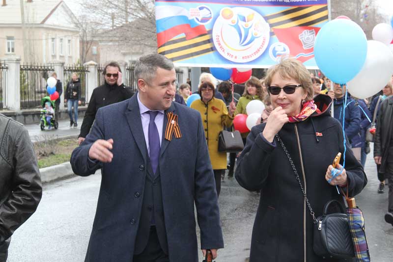 В праздничных колоннах Первомая