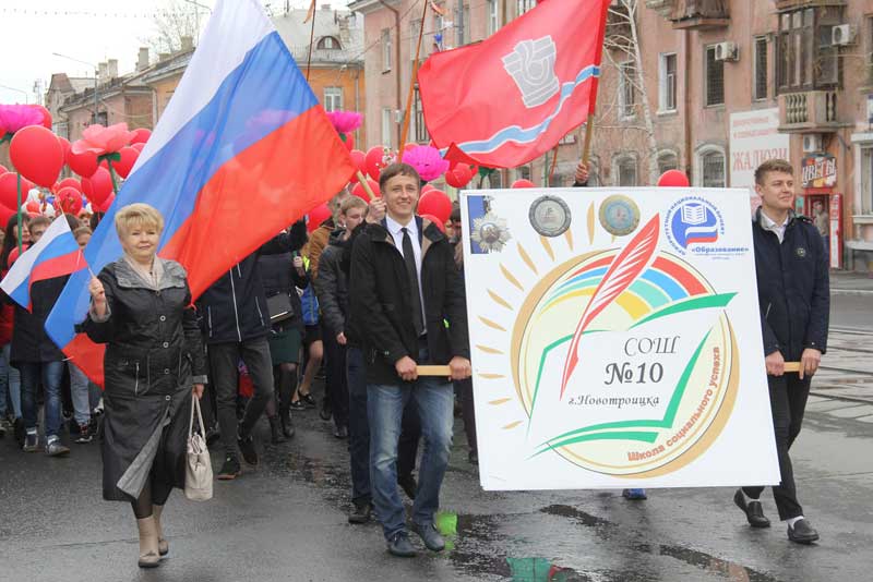 В праздничных колоннах Первомая