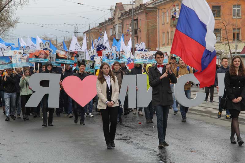 В праздничных колоннах Первомая