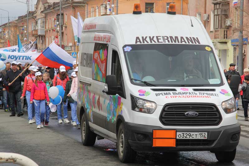 В праздничных колоннах Первомая