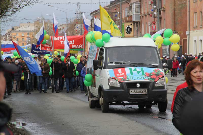 В праздничных колоннах Первомая